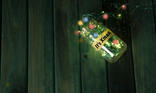 圣诞庆祝主题灯在一个盒子上绿色的桌子与文字横幅图片下载