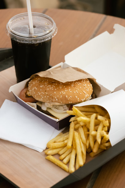 户外快餐午餐。汉堡和薯条。图片下载