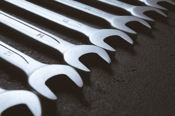 扳手排成一排。机械背景图片下载