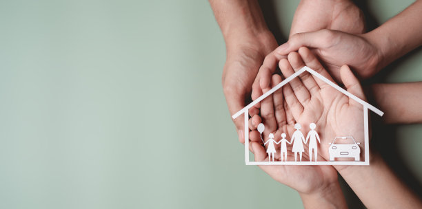 家庭剪纸、家庭家园、寄养、无家可归者支持、保护、卫生保健、世界精神卫生日、自闭症支持、在家教育、父母日概念图片下载