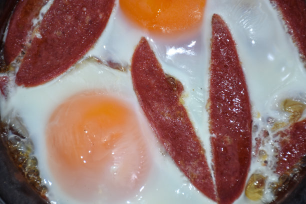 培根蛋砂锅配白盘图片下载