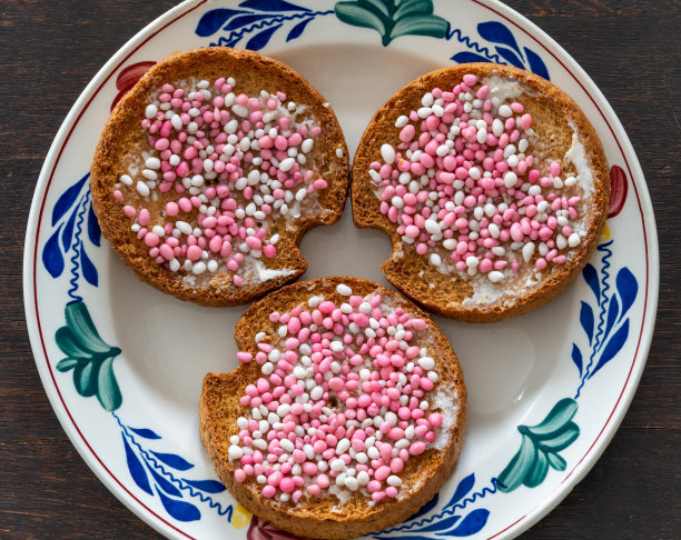 传统的荷兰小吃是为了庆祝小女孩的出生而吃的，叫做beschuit met muisjes，它由白色和粉色的含糖茴香种子放在盘子里制成图片下载