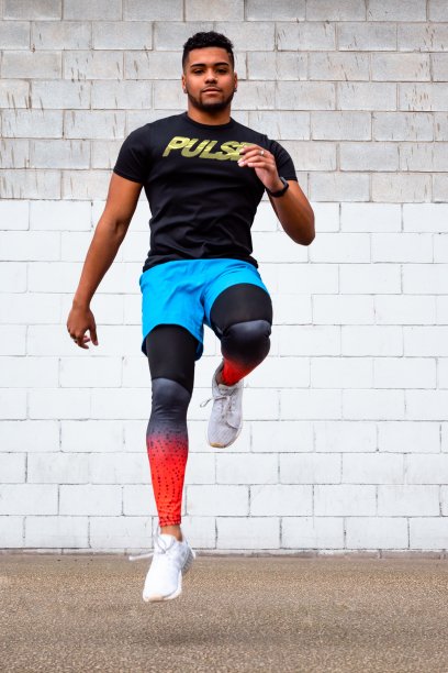 年轻男子跑步和锻炼，背景都是白色的图片下载