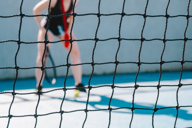 一个年轻红发女子打网球的惊人照片图片下载