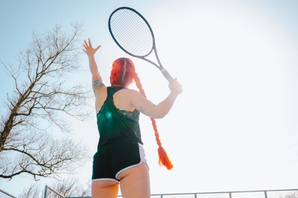 一个年轻红发女子打网球的惊人照片图片下载