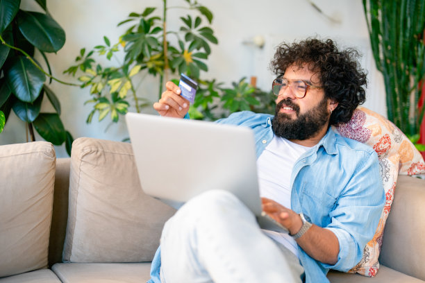 一名男子在家用信用卡网购图片下载
