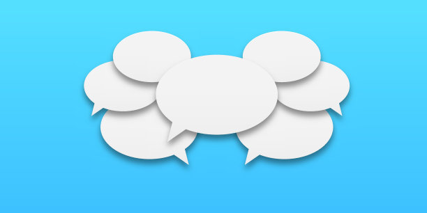 一组语音气泡图标。人与人之间的沟通，是一种主动的对话。人类交流的概念。蓝色背景上的白色语音气泡插图。图片下载