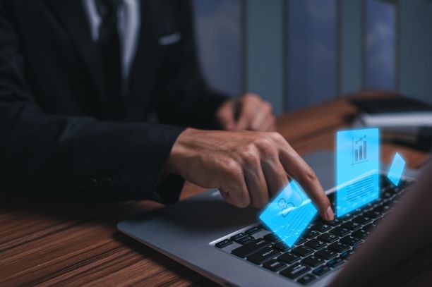 商人把电子签名放在数字文件上-商业合同概念图片下载