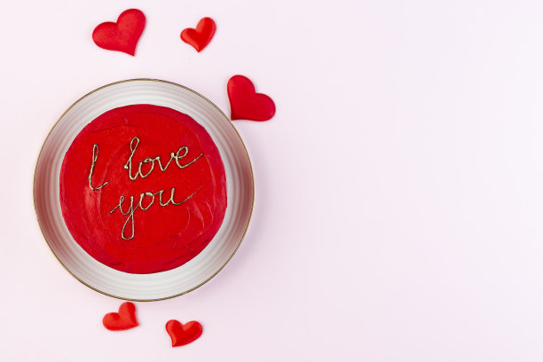 为大型活动准备的奶油奶酪糖霜红色蛋糕。红底色金色装饰的豪华蛋糕图片下载