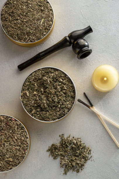 无烟替代品，草本和花卉混合吸烟木管，草本混合吸烟。前视图。图片下载