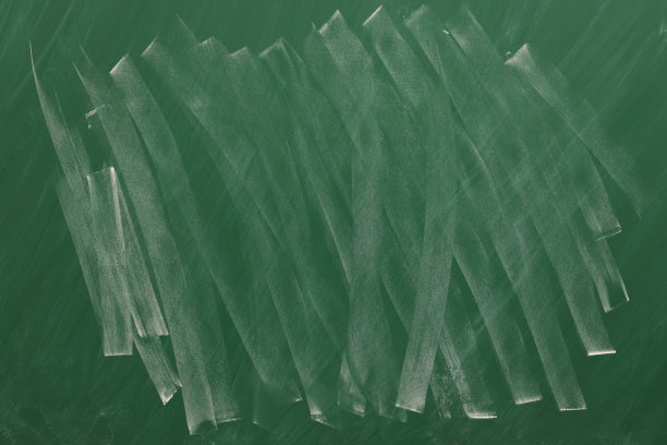 肮脏的绿色黑板作为背景。学校的设备图片下载