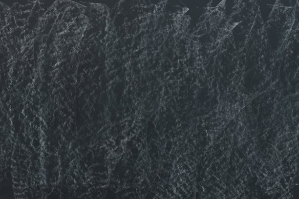 肮脏的黑色黑板作为背景。学校的设备图片下载