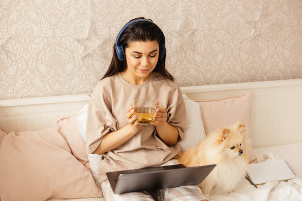 女孩在家里或家庭办公室远程学习或工作图片下载