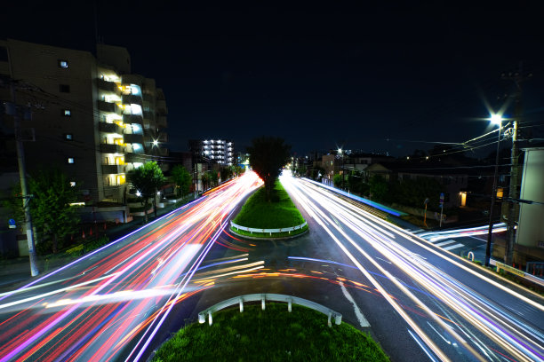 东京市中心街道的夜间交通堵塞广角镜头图片下载