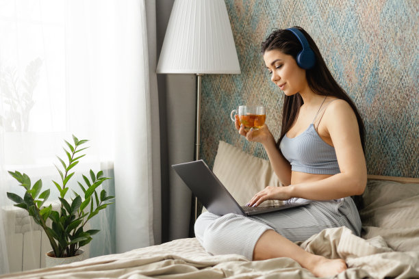 女孩在家里或家庭办公室远程学习或工作图片下载