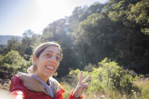 女子在户外自拍图片下载