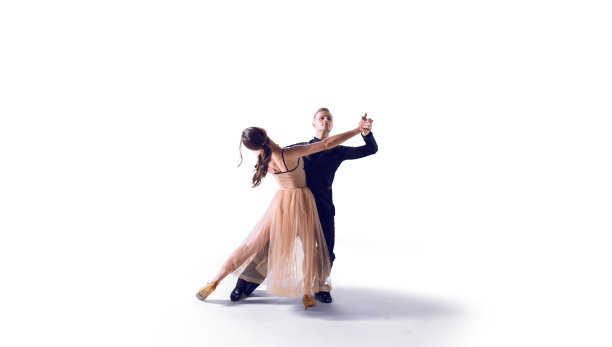 一对舞者在白色的舞台上表演舞蹈图片下载