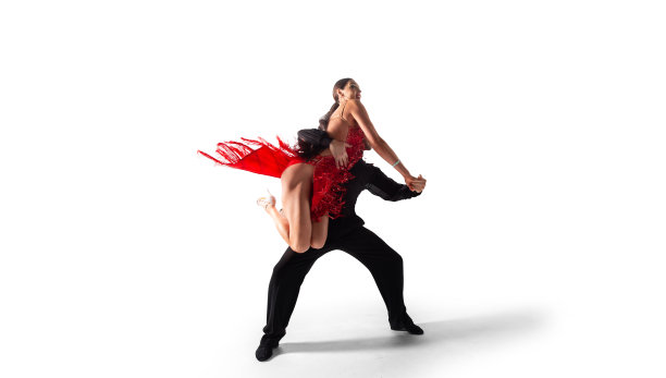 一对舞者在白色的舞台上表演舞蹈图片下载