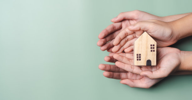 手执木屋，家庭家园，无家可归者住房，房贷危机和家庭保护保险，国际家庭日，寄养家庭护理，家庭日托，呆在家里的概念图片下载