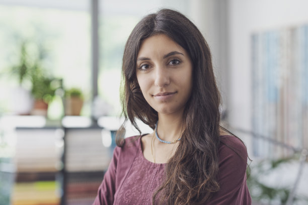 快乐的年轻女子在室内摆姿势图片下载