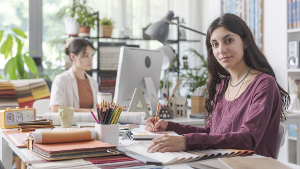 办公室工作的专业设计师图片下载