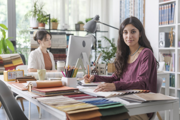 办公室工作的专业设计师图片下载