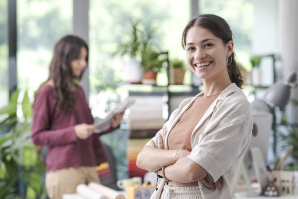 年轻的设计师摆姿势，看着镜头图片下载