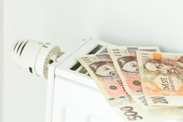 捷克克朗的钱躺在散热器上，捷克能源价格上涨的概念和昂贵的供暖图片下载