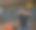 年轻快乐的西班牙男子在机场拥抱她的女朋友图片下载