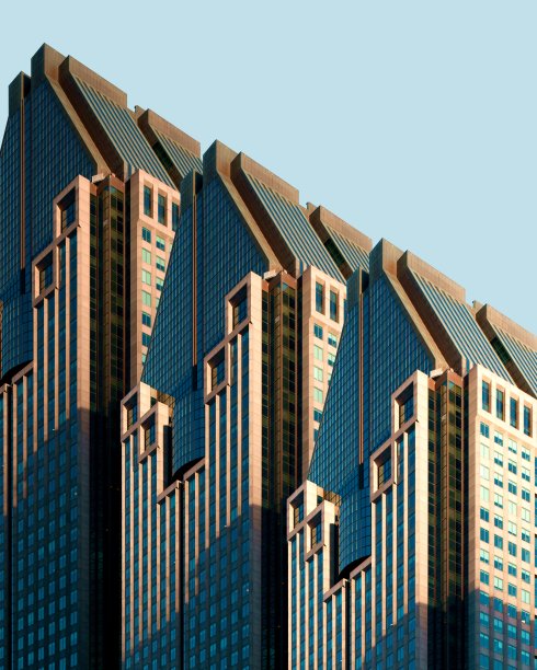 蓝天下三栋白蓝建筑的垂直低角度拍摄图片下载