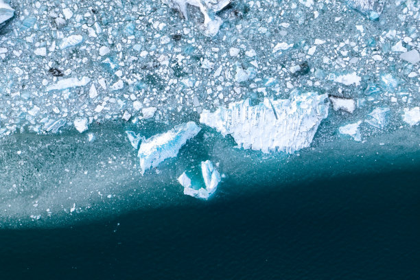 Iceland. An aerial view of an iceberg. Winter landscape from a drone. Jokulsarlon Iceberg Lagoon. VatnajÃ¶kull National Park, Iceland. Traveling along the Golden Ring in Iceland.图片下载
