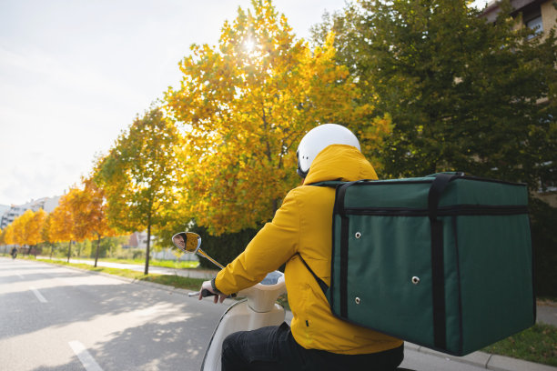 面目全非的快递员在城市里开着滑板车送外卖图片下载