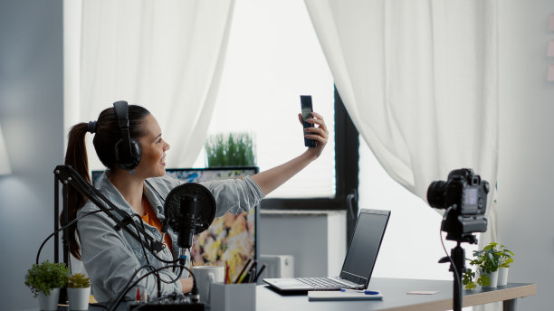 著名网红一边流媒体一边用智能手机自拍图片下载