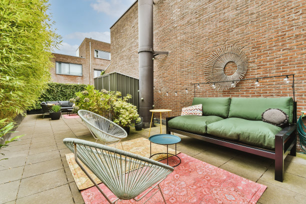 宽敞的后院，配有沙发供人放松图片下载