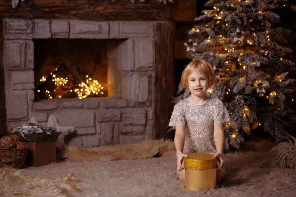 穿着裙子的孩子打开礼物。图片下载