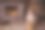 穿着裙子的孩子打开礼物。图片下载