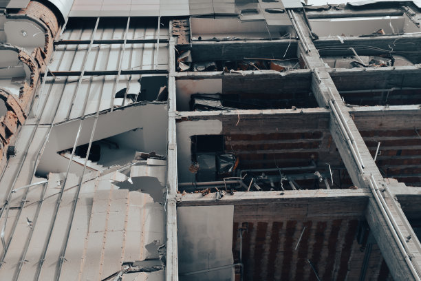 老建筑被拆除，为新建筑腾出空间。建筑及拆卸工地。图片下载