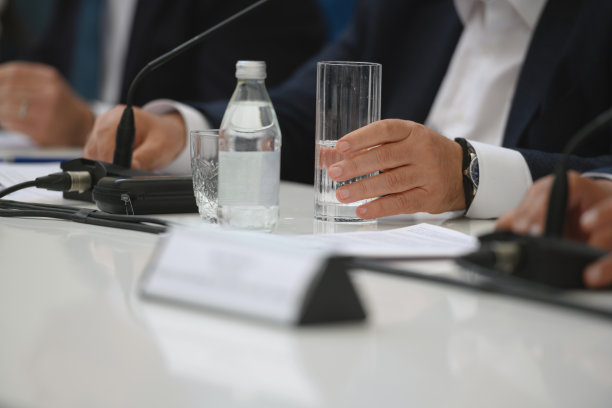 商务会议上口渴的商人图片下载