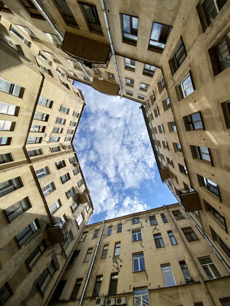 住宅建筑的庭院井，圣彼得堡，俄罗斯图片下载