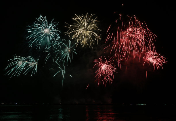 美丽多彩的烟花夜景拍摄于芭堤雅国际烟花节图片下载