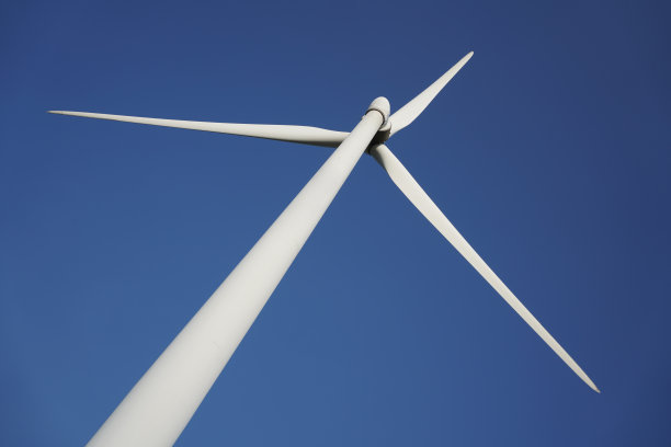 乡村景观中的风力涡轮机图片下载