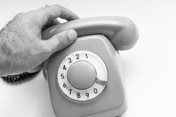 拿起旧的旋转式电话图片下载