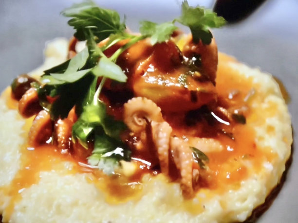 章鱼和填充鱿鱼放在土豆泥上图片下载