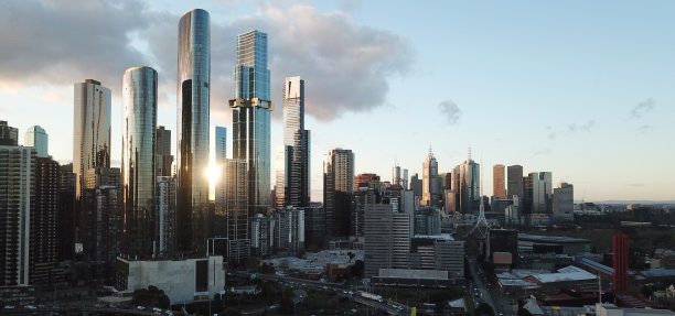 日落时的墨尔本城市天际线图片下载