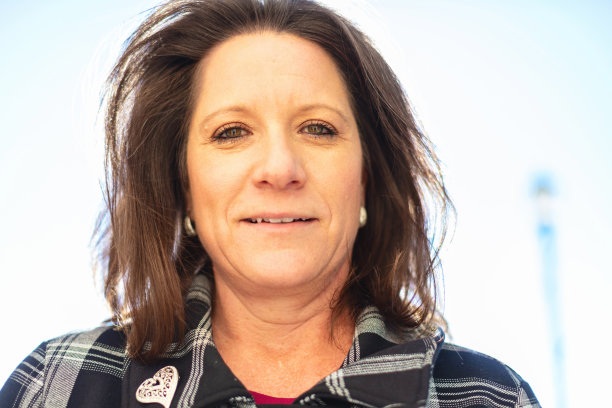 在美国西部一个阳光明媚的冬日休息时，多种族的同事在户外放松图片下载