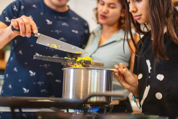 西班牙裔哥伦比亚裔美国家庭一起烹饪照片系列图片下载