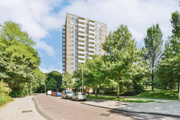 位于城市中的多层住宅建筑图片下载