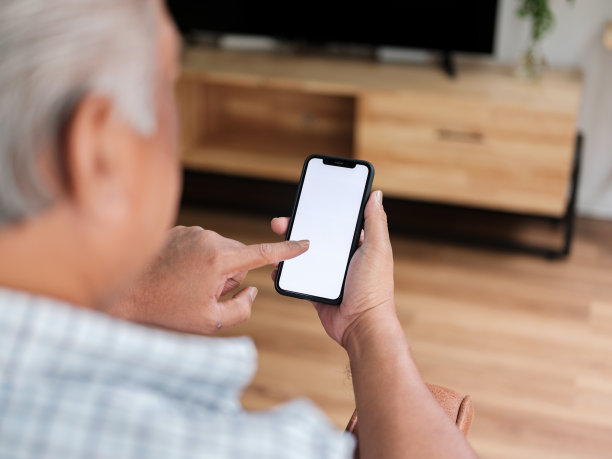 老年人使用血压计图片下载