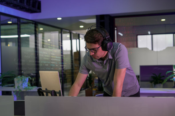 年轻的编程工程师正在为一个新项目开发代码图片下载