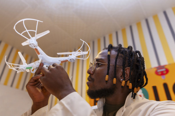 黑人看起来很无聊图片下载